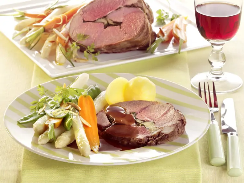 Lammkeule mit Kräutern und jungem Gemüse