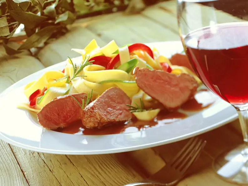 Rehfilet mit Gemüse-Bandnudeln