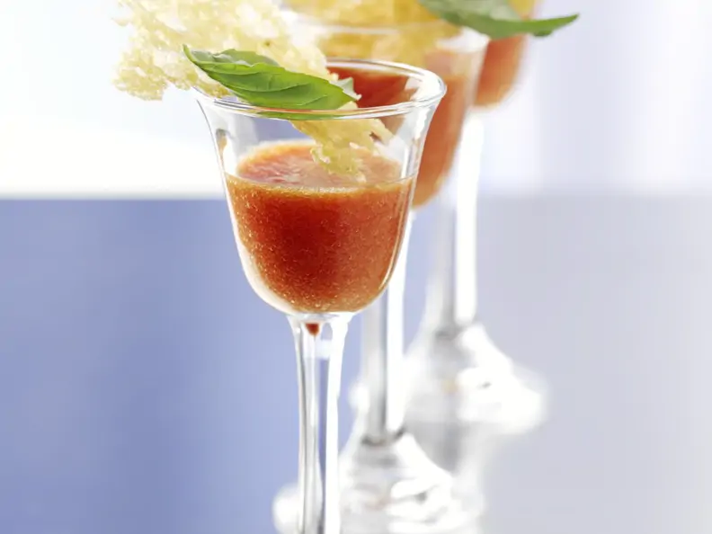 Gazpacho-Shooter mit Parmesanhippen