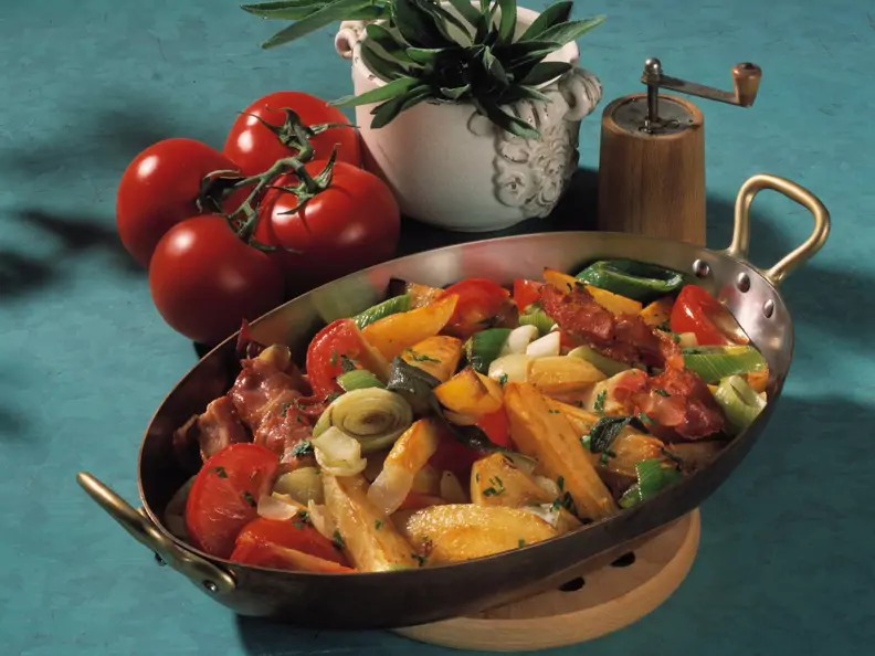 Kartoffel-Porree-Pfanne mit Tomaten