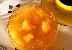Pfirsichkonfitüre mit Mandelstückchen