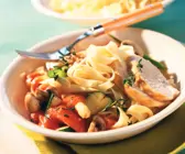 Tomaten-Gemüse-Sauce mit Hähnchenbrust und Tagliatelle