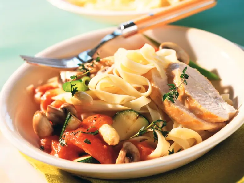 Tomaten-Gemüse-Sauce mit Hähnchenbrust und Tagliatelle