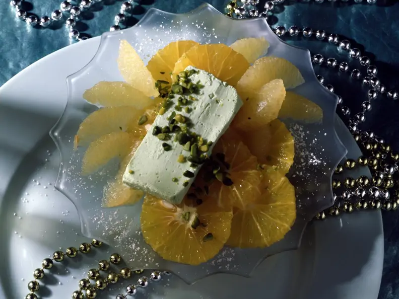 Pistazieneis auf marinierten Orangen- und Grapefruitfilets