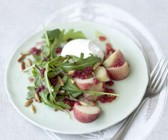 Büffelmozzarella mit Weinbergpfirsich, Rucola und Himbeer-Vinaigrette
