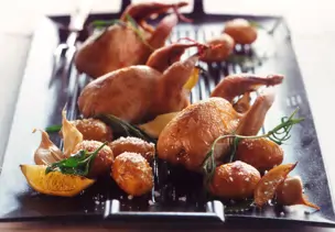 Wachteln mit Rosmarin und Kartoffeln aus dem Ofen