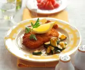 Gebackene Kalbskoteletts mit gebratener Zucchini