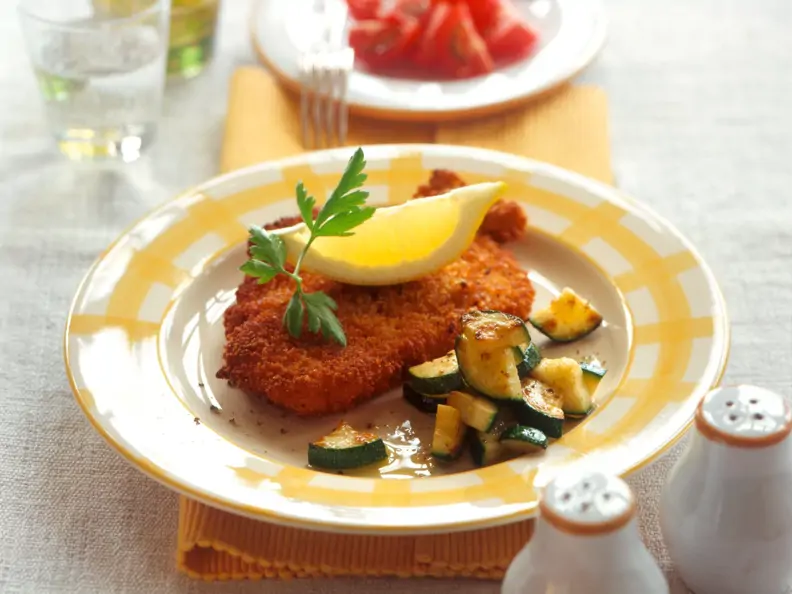 Gebackene Kalbskoteletts mit gebratener Zucchini