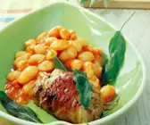 Palbohnen in Tomatensauce mit Kalbsröllchen