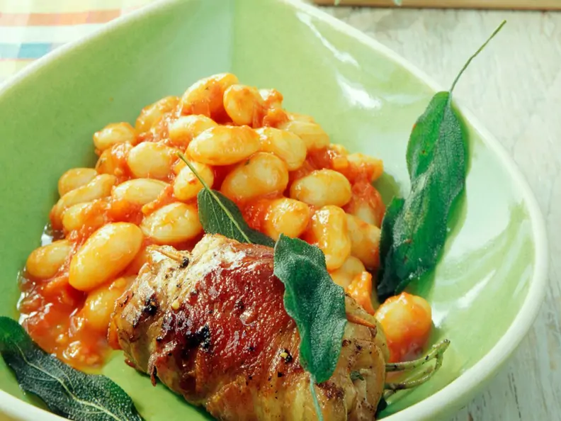 Palbohnen in Tomatensauce mit Kalbsröllchen