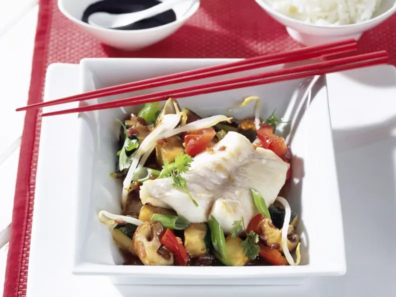 Gedämpfte Rotbarschfilets mit Asiagemüse