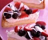 Kokos-Käsekuchen mit Beeren