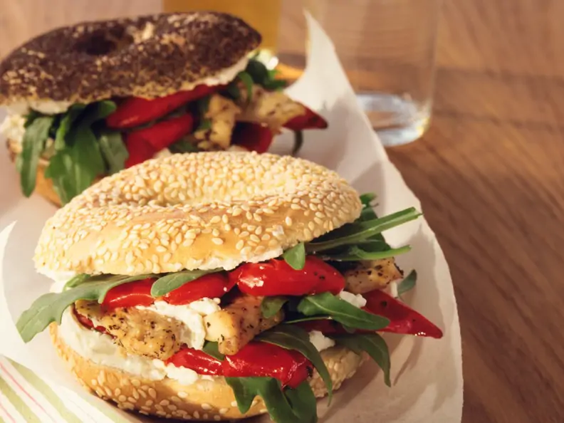 Bagels mit Hähnchen und Paprika