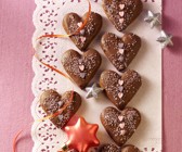 Weihnachtsherzen mit Honig und Nüssen