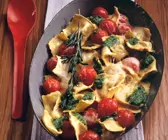 Überbackene Ravioli mit Pesto und Tomaten