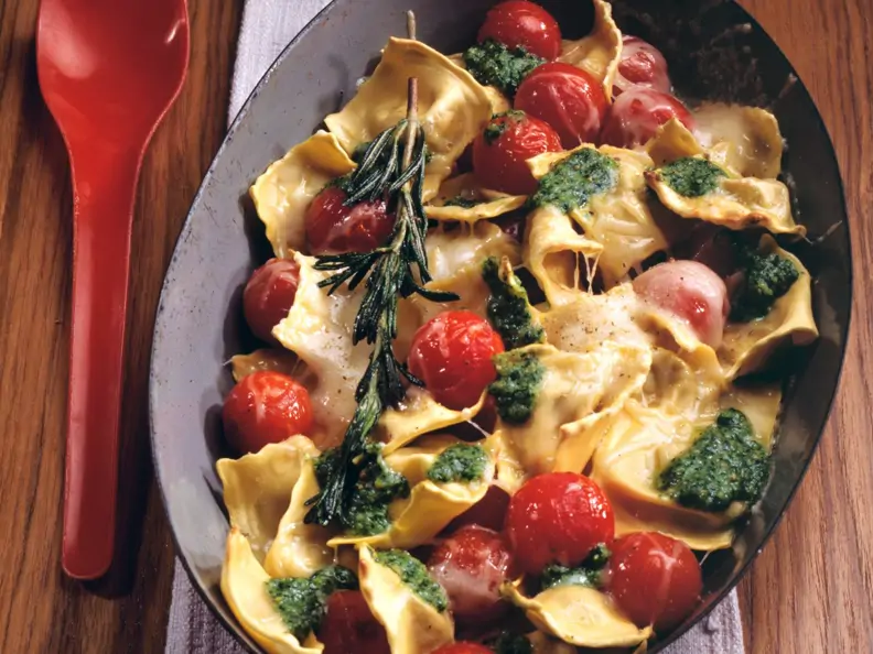 Überbackene Ravioli mit Pesto und Tomaten
