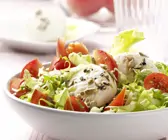 Grüner Salat mit Ziegenkäse und Sonnenblumenkerndressing