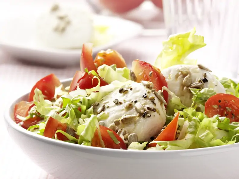 Grüner Salat mit Ziegenkäse und Sonnenblumenkerndressing