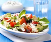 Griechischer Salat mit Schafskäse und Avocado