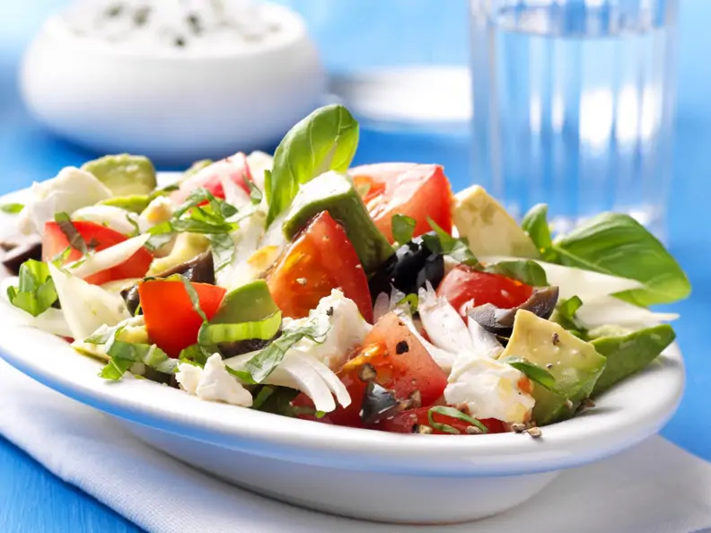 Griechischer Salat mit Schafskäse und Avocado