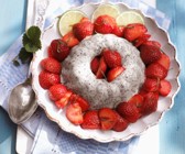 Mohnflammerie mit marinierten Limetten-Erdbeeren