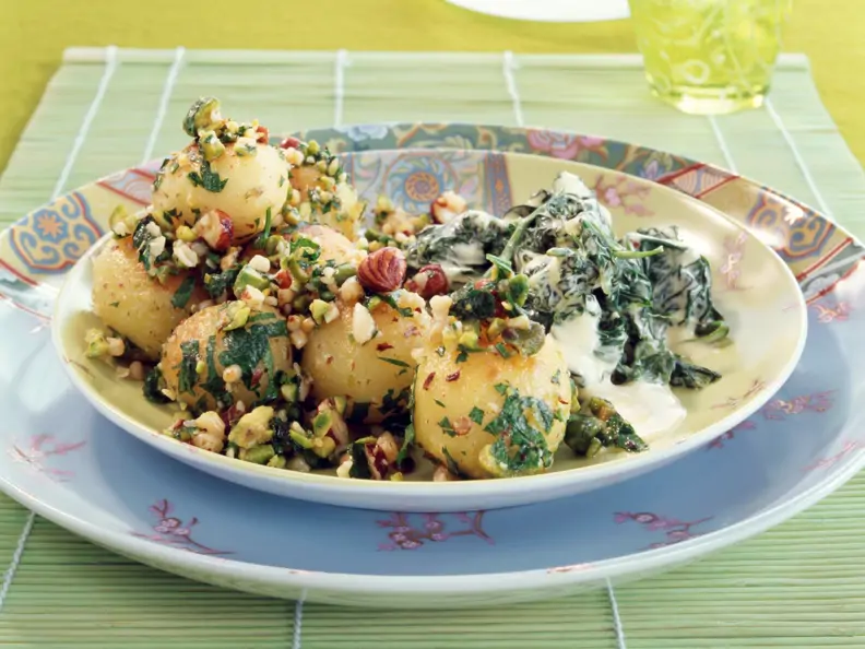 Nuss-Kartoffeln mit Spinat
