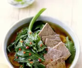 Scharfe asiatische Rindfleischsuppe