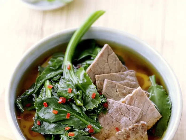 Scharfe asiatische Rindfleischsuppe