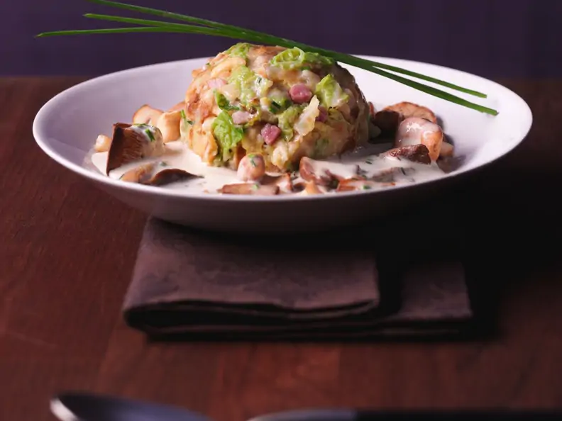 Wirsing-Semmelknödel mit gemischten Pilzen