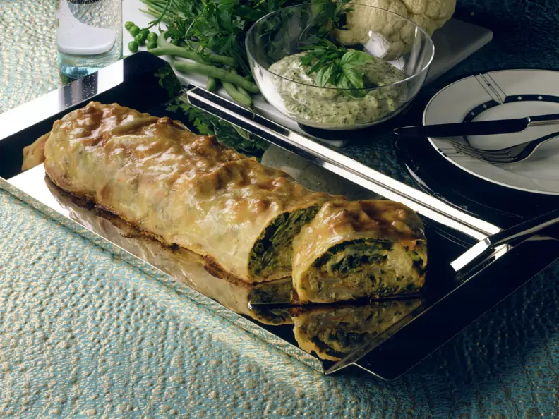 Gemüsestrudel mit Kräutersauce