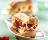 Mini-Eclairs mit Erdbeer-Joghurt-Sahne