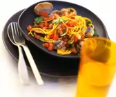 Safran-Spaghetti mit Venusmuscheln und Tomaten