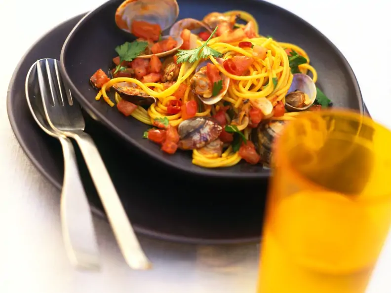 Safran-Spaghetti mit Venusmuscheln und Tomaten