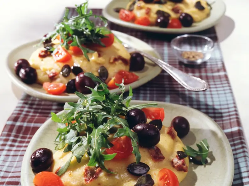 Käse-Polenta mit mediterranem Salat