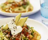 Mexikanisches Fladenbrot mit Bohnencreme und Gemüsesalat
