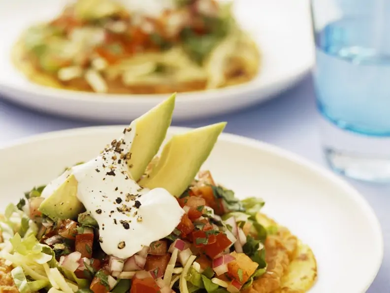 Mexikanisches Fladenbrot mit Bohnencreme und Gemüsesalat