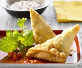 Lamm-Teigtaschen mit Tomatendip