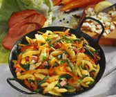Gemüse-Putenpfanne mit Spätzle