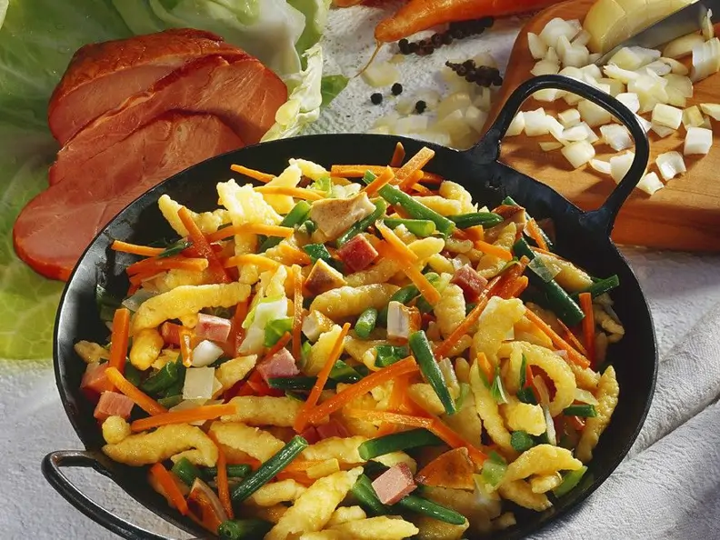 Gemüse-Putenpfanne mit Spätzle