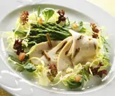 Blattsalat mit Spargel und Hähnchenbrust