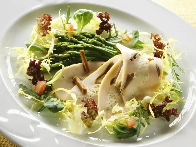 Blattsalat mit Spargel und Hähnchenbrust