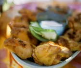 Würzige Hähnchenflügel mit Dip