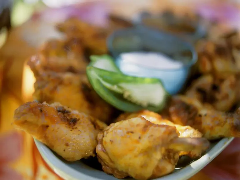 Würzige Hähnchenflügel mit Dip
