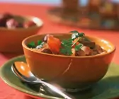 Suppe mit Lammfleisch und Datteln