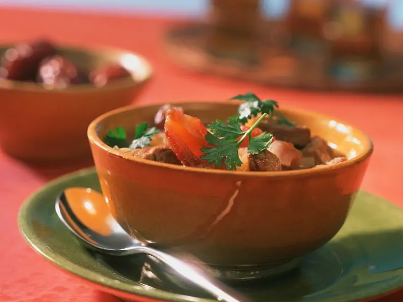 Suppe mit Lammfleisch und Datteln