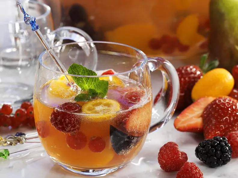 Bunte Frucht-Bowle