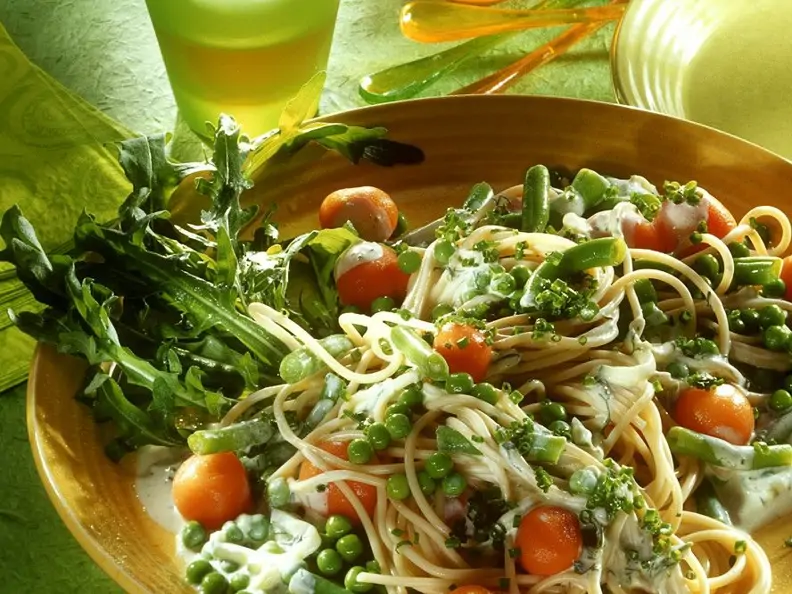 Nudelsalat mit Gemüse und Sahnedressing