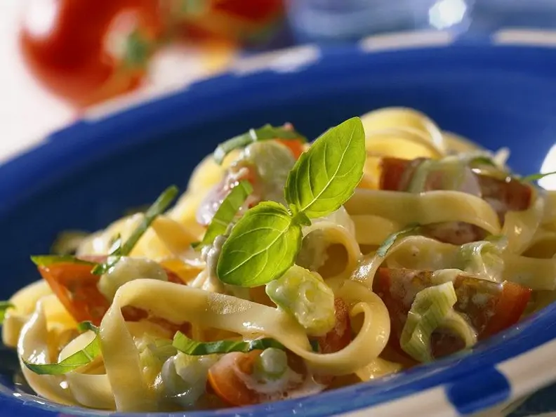 Nudeln mit Tomaten und Käsesauce