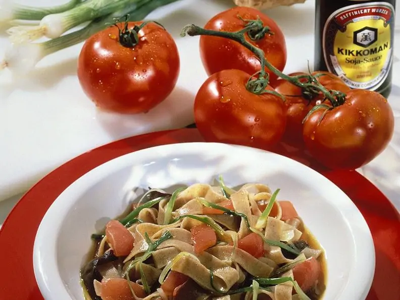 Vollkornnudeln mit Tomaten