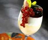 Pfirsichcreme mit Beeren